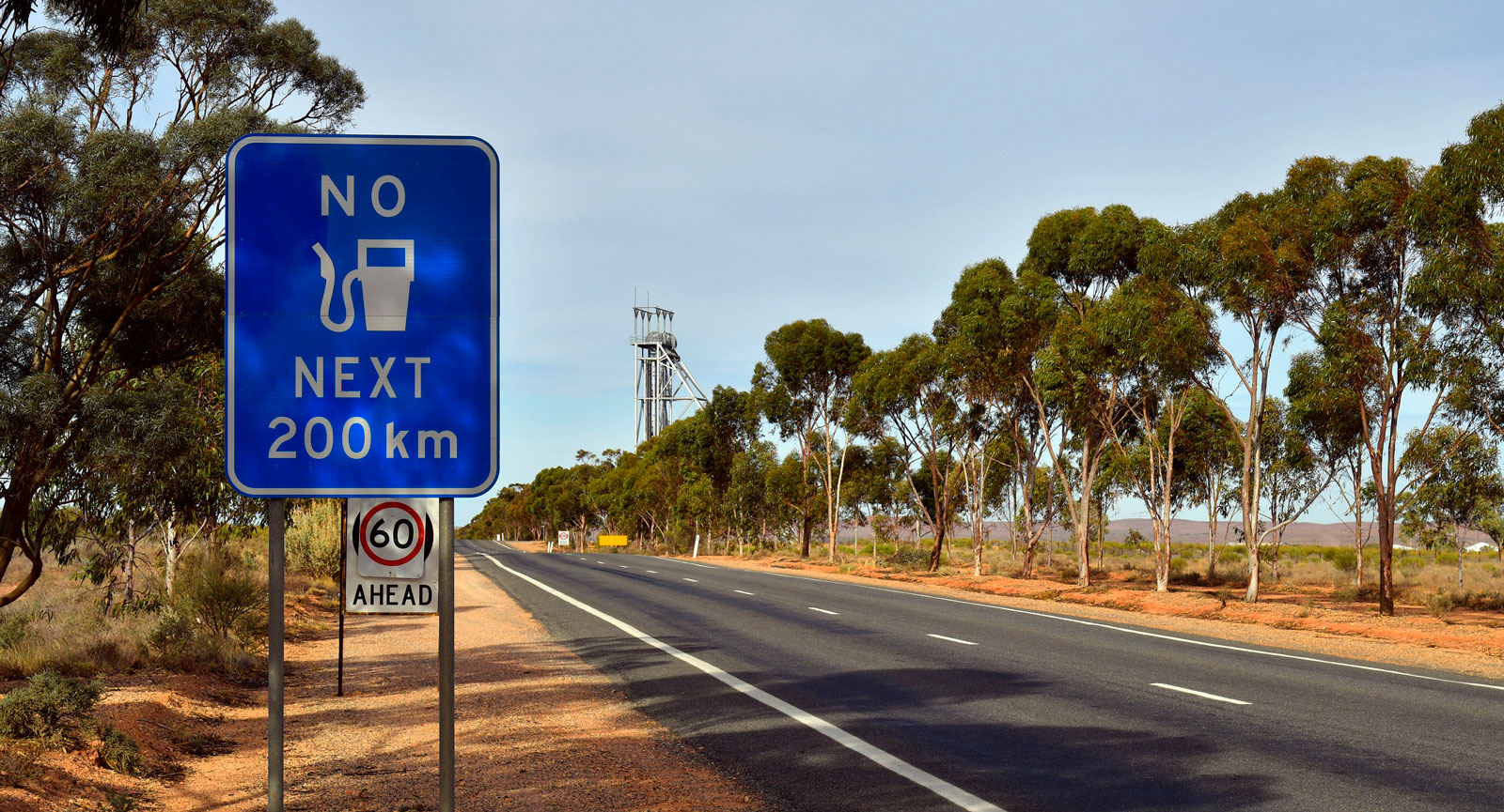 Att köra bil i Australien sätter krav på att planera sina tankningar – men också att beställa sitt internationella körkort i tid.