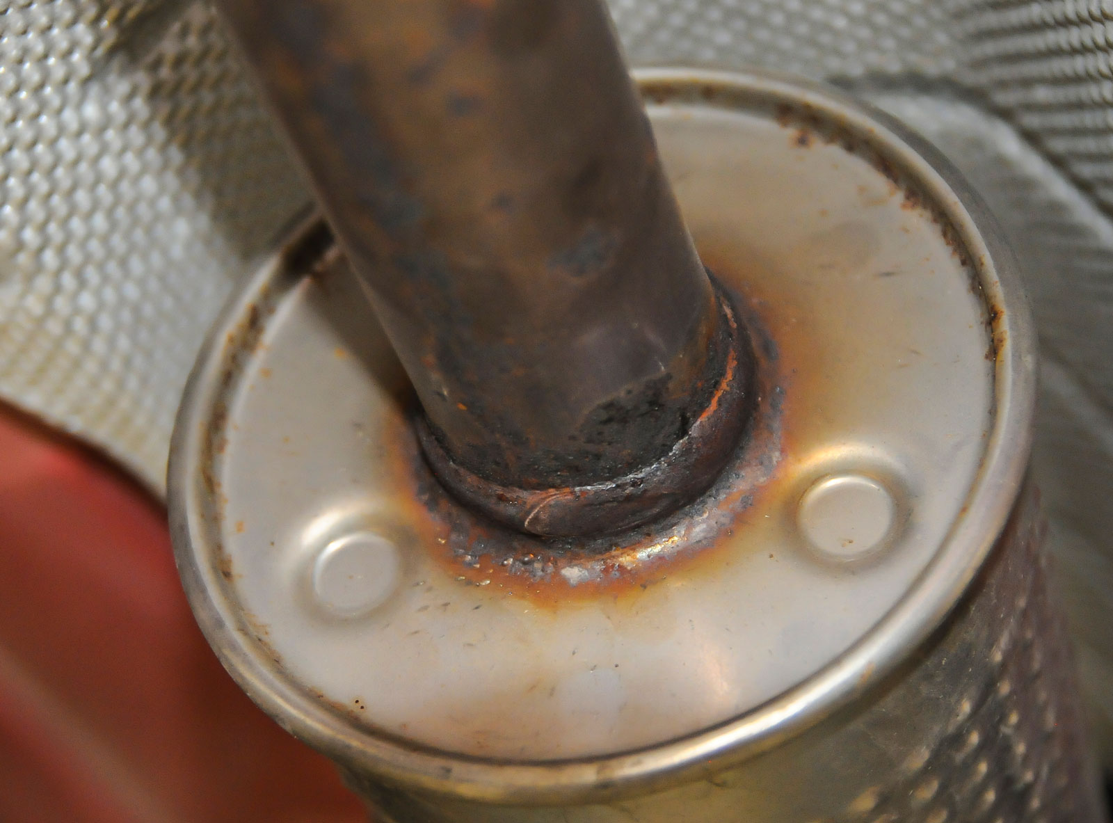 1. Avgassystemet är tillverkat i rostfritt stål men har redan ordentligt med ytrost runt svetsskarvarna som ansluter till den bakre ljuddämparen.