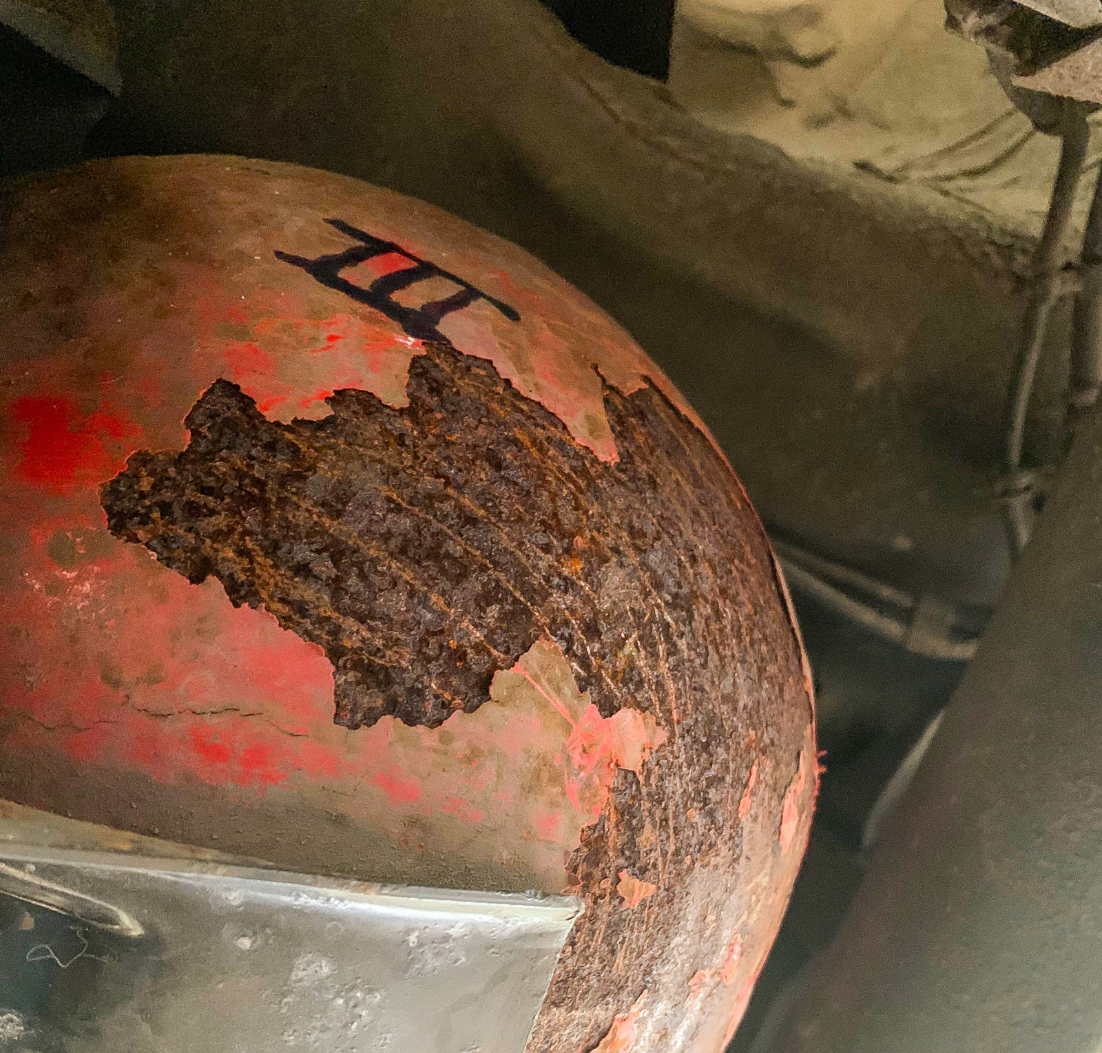 Rosten är utbredd på gastankarna under Sven Haraldssons Opel Zafira från 2009. Eftersom bilen är några månader äldre än tio år vägrar Opel att stå för tankbytet.