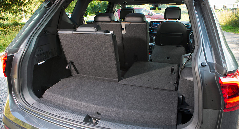 Den tredje radens stroppar för att fälla upp de bakre stolarna är lite kortare och med det minskar risken för att de ska ställa till bekymmer vid lastning av bagage-utrymmet. Den upphöjda bagagerumsdelen kan vändas och blir då ett ”tråg” som ger lite mer lastvolym.