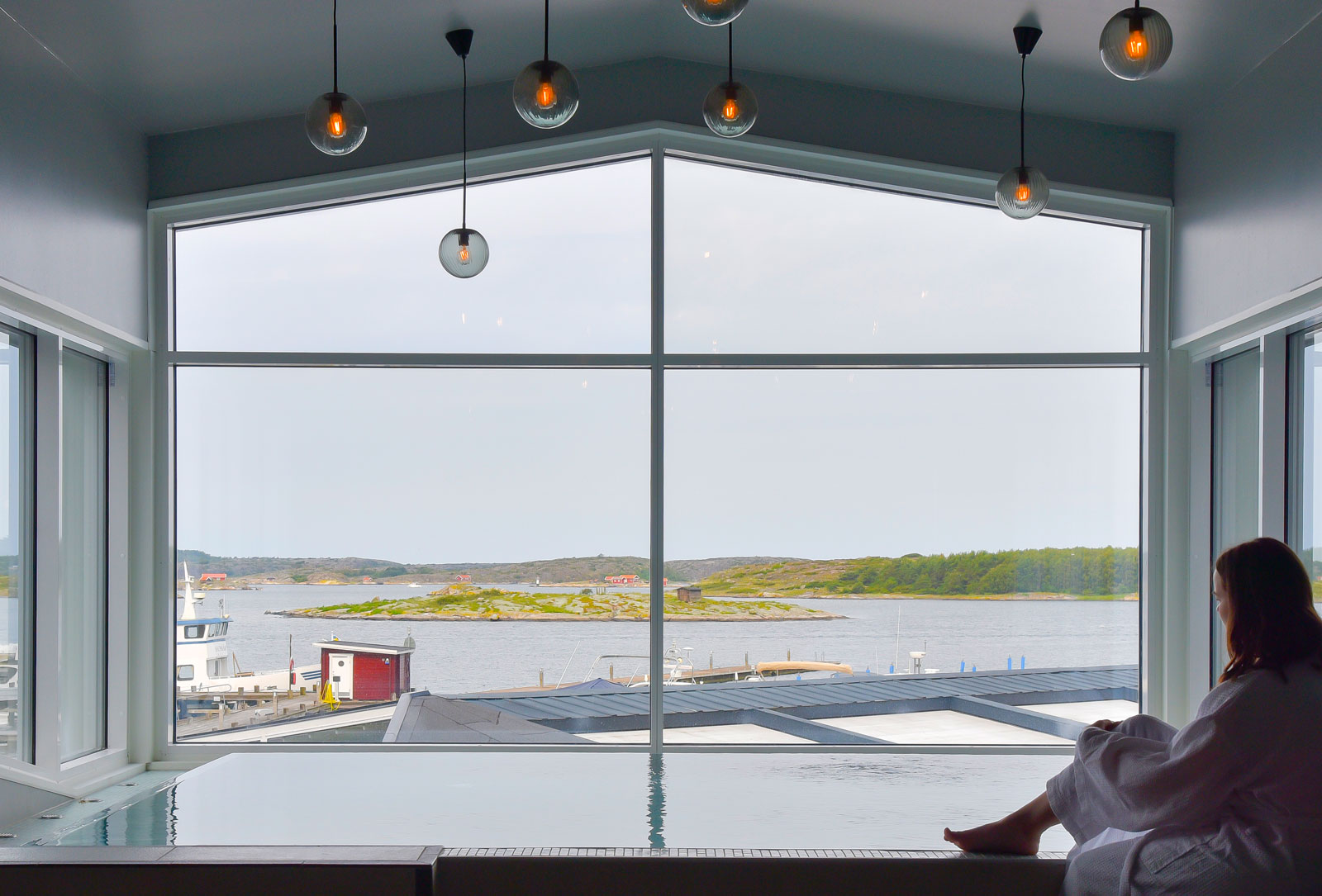 Efter en aktiv dag är det extra njutbart med lugnet i SPA och utsikten över hamnen vid TanumStrand.