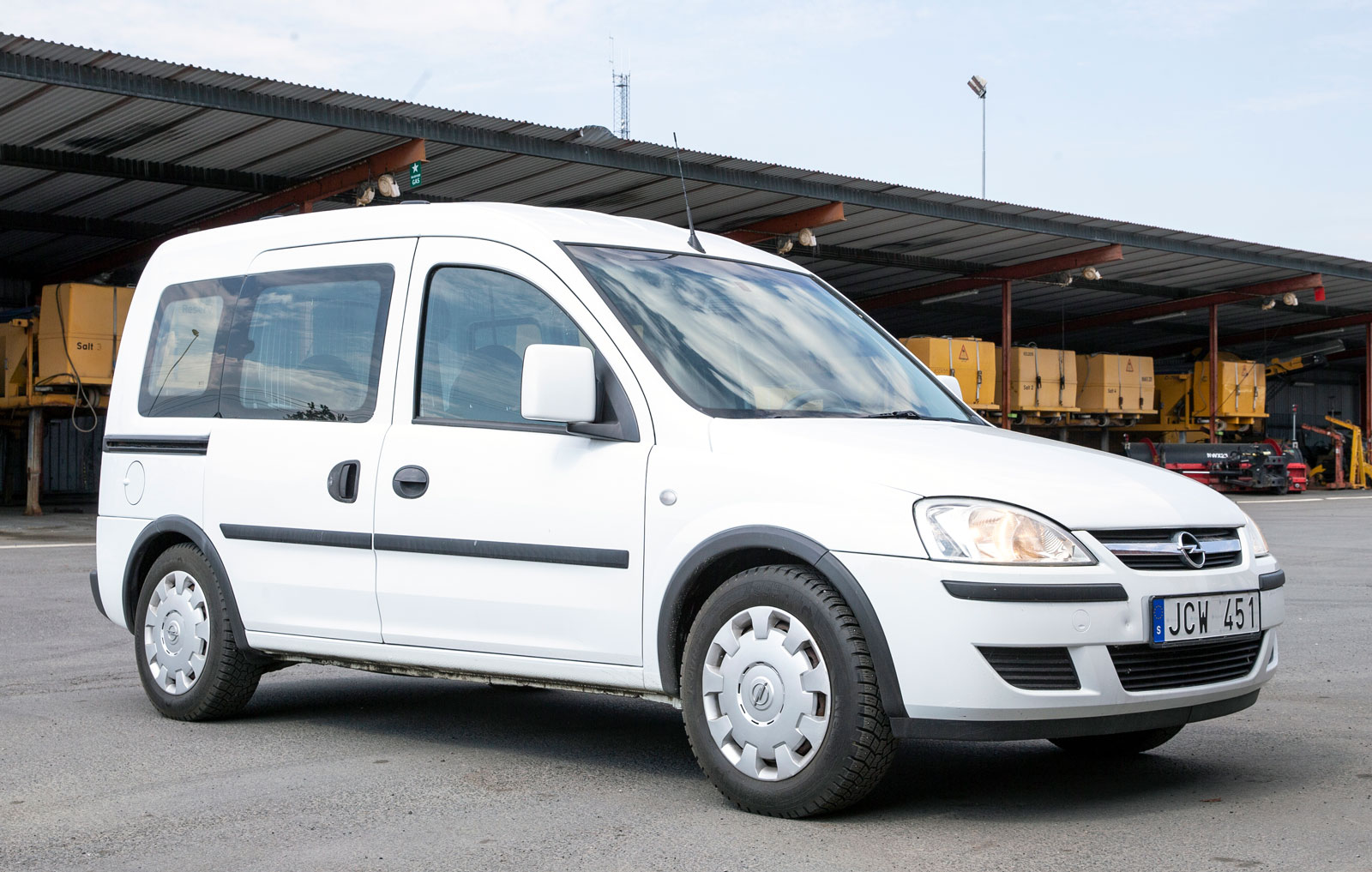 Fräsch utvändigt och fullt fungerande men med stora rostblaffor på gastankarna. Lennart Kjell, fordonsansvarig på Jönköpings kommun, lutar åt att sälja Opel Combon från 2009 som skrot.