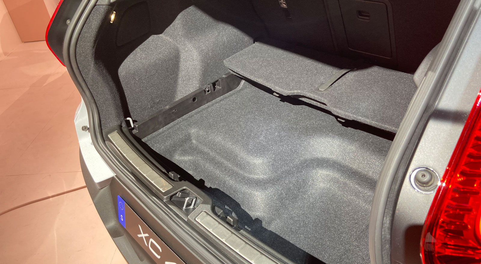 Lite mindre plats under lastgolvet, i övrigt intakt bagage bak. Ett stuvutrymme på 31 liter har tillkommit under huven fram.