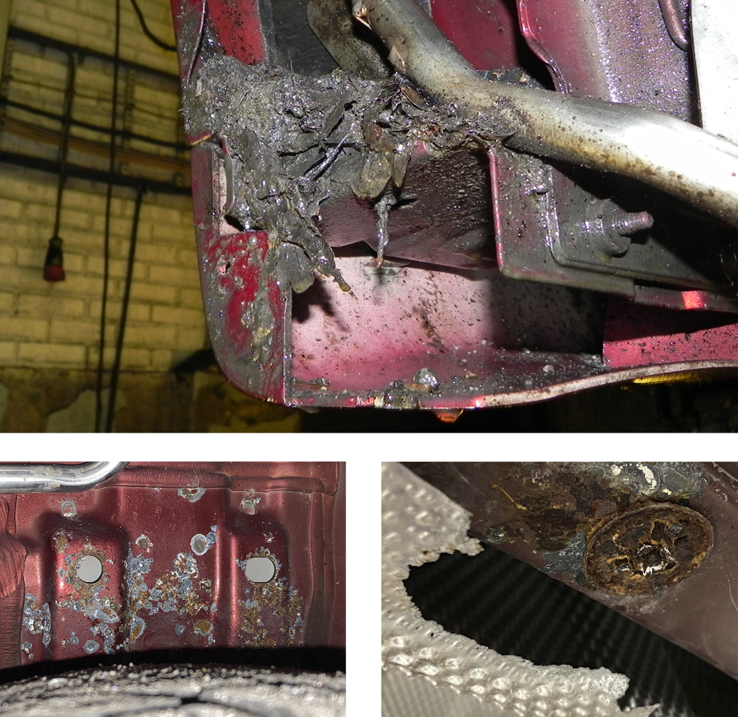 De bakre innerskärmarna i filt håller inte tätt vilket skapar en rullande trädgårdskompost i hjulhuset. Fuktigt men fritt från rost. Med bortmonterad innerskärm skymtar vi stötdämparinfästningen ovanför bakhjulet. Gravrost på båda sidor. Vi ser också bortrostade fästpunkter till värmeskölden.