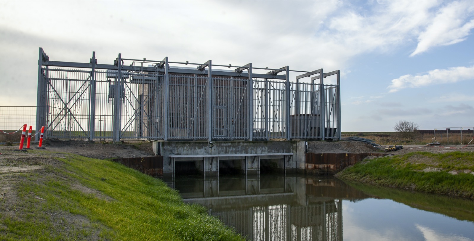 …och byggt en pumpstation för att kunna bygga vidare på den blöta marken.