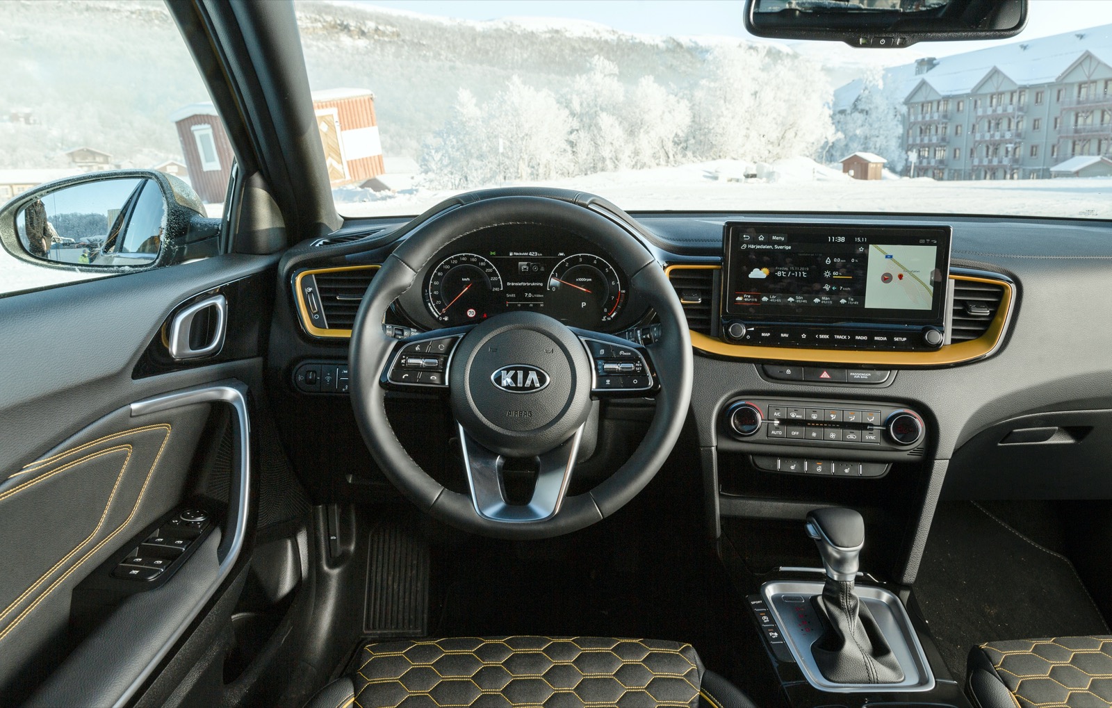 Kia: ”Yellow pack” är ett kostnadsfritt tillval. Utan paketet blir kupén en mindre munter plats. Växelväljarkuliss i aluminium känns påkostat.