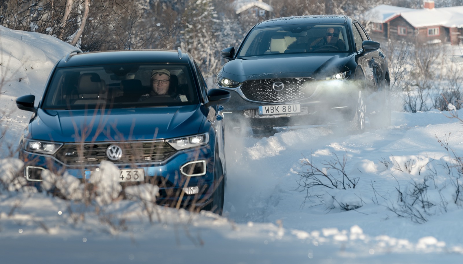 Tänndalen: T-Roc leder vägen upp för Svansjökläppsvägen. Några hundra meter upp slutar vägen vid en parkering för fjällvandrare. Årstiderna avgör när vägen är farbar. Testlaget mötte ungefär 15 centimeter snö, men bitvis var snötäcket betydligt djupare. Se bilder 1–3 på nästa sida.