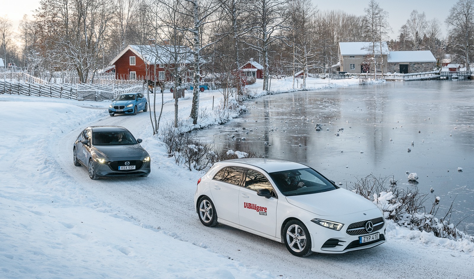 Våra testbilar lämnar Högbo i den ordning de placerar sig: Mercedes, Mazda och BMW.