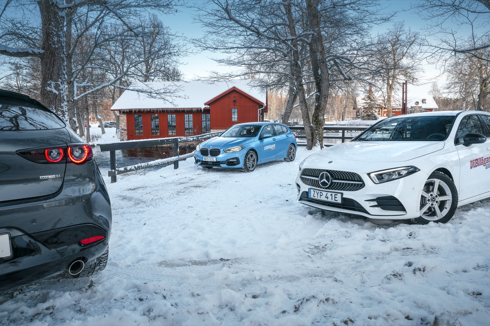 Samling vid Högbo Bruks glashytta. Med blott 1,3 liter har Mercedes A200 den minsta motor-volymen – trots en cylinder mer än BMW 118i.