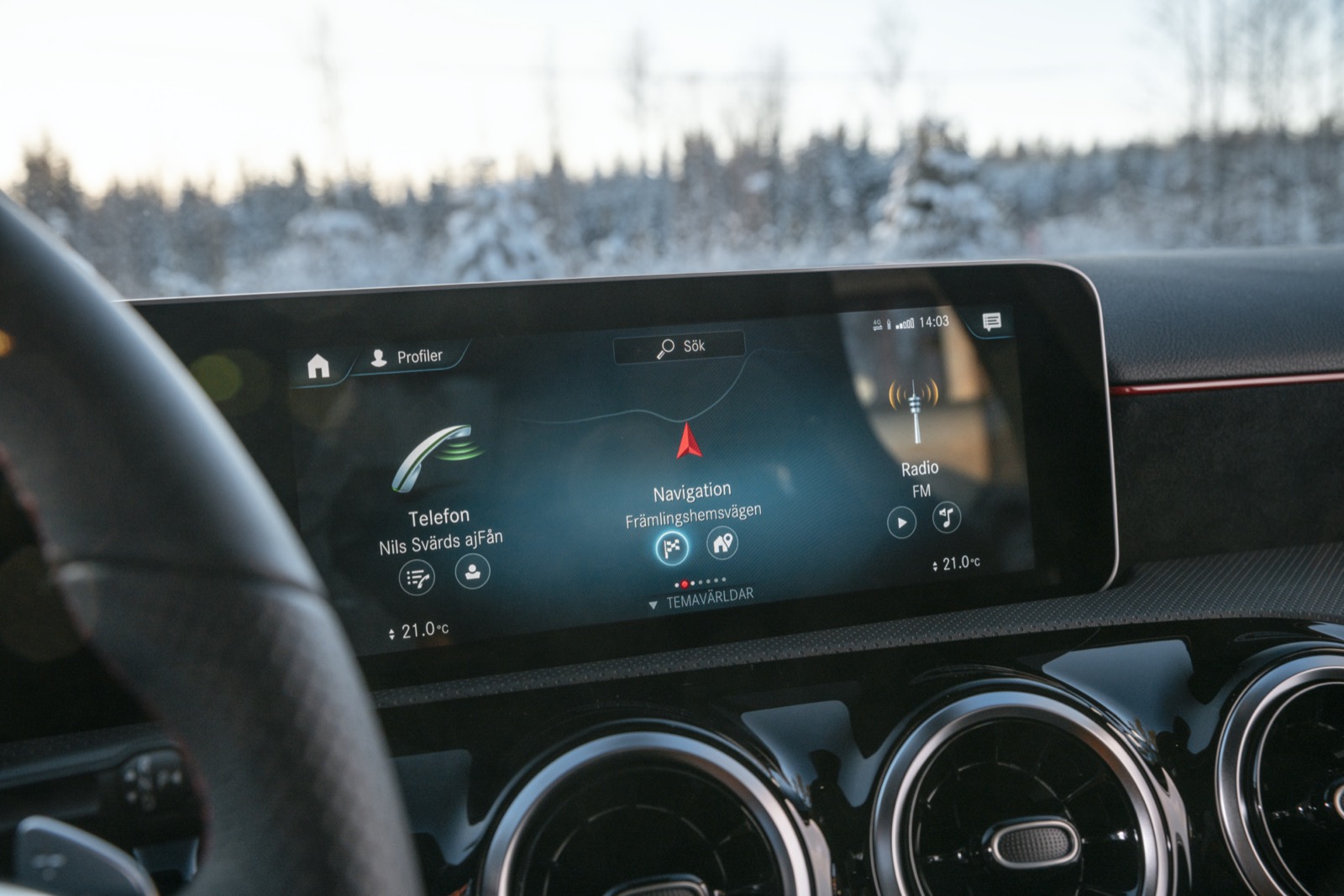 Mercedes erbjuder krispigast grafik och nästan ett överflöd av möjlig information. Systemet är logiskt uppbyggt men dess omfattning tar tid att lära sig.