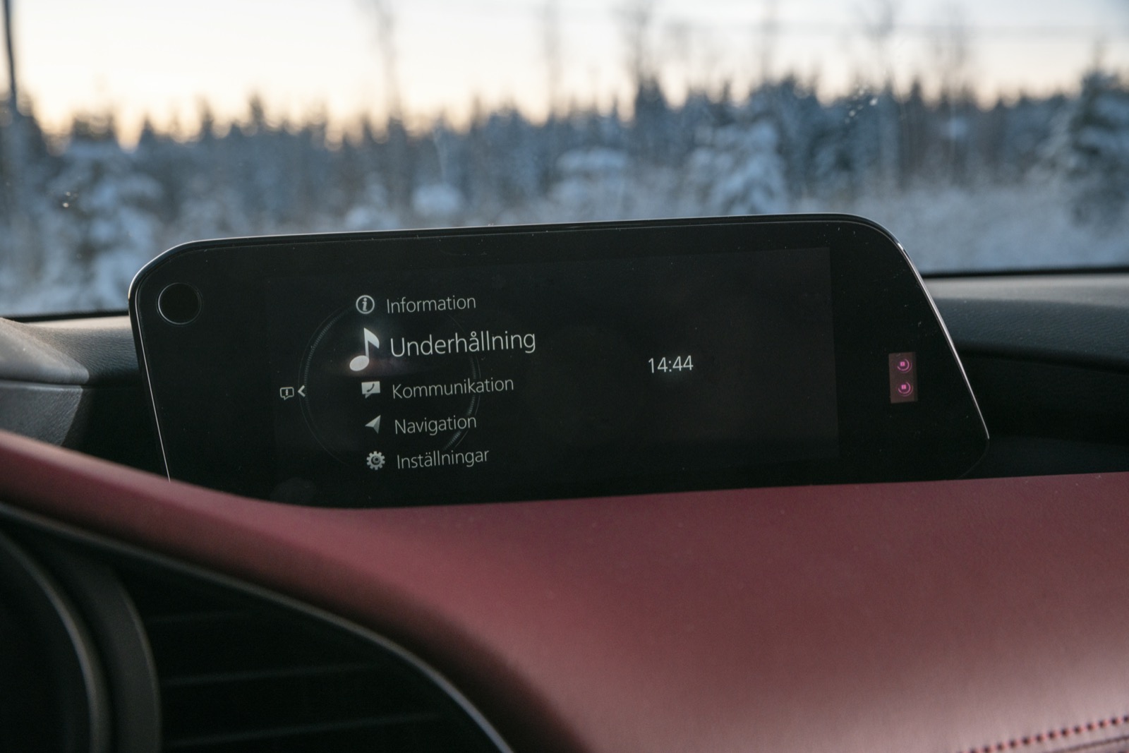 Mazdas menyskärm är med sina 8,8 tum minst i trion. Men avskalad layout ger bäst läsbarhet.