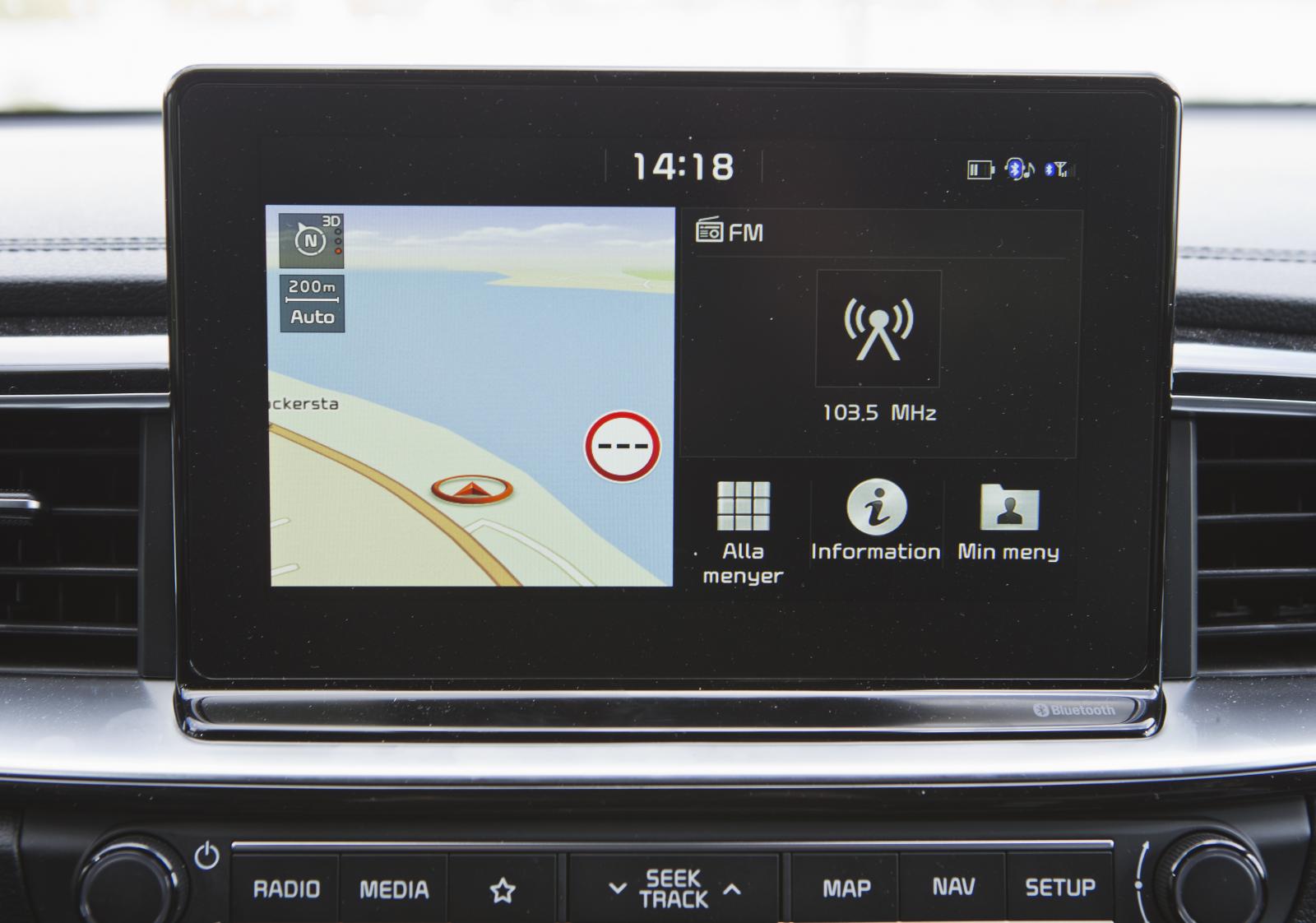 Kia: Har (förstås) samma system som Hyundai, men inställningsvreden återfinns ett stycke ned på panelen. Snabb bluetoothkoppling i både i30 och Ceed.