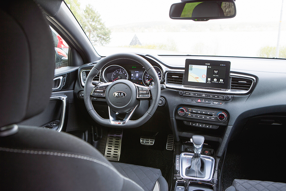 Kia: Disposition och detaljer i Kia är nästan de samma som i Hyundai men formgivare och pyntare har fått gå loss betydligt mer. Bättre? En smaksak.