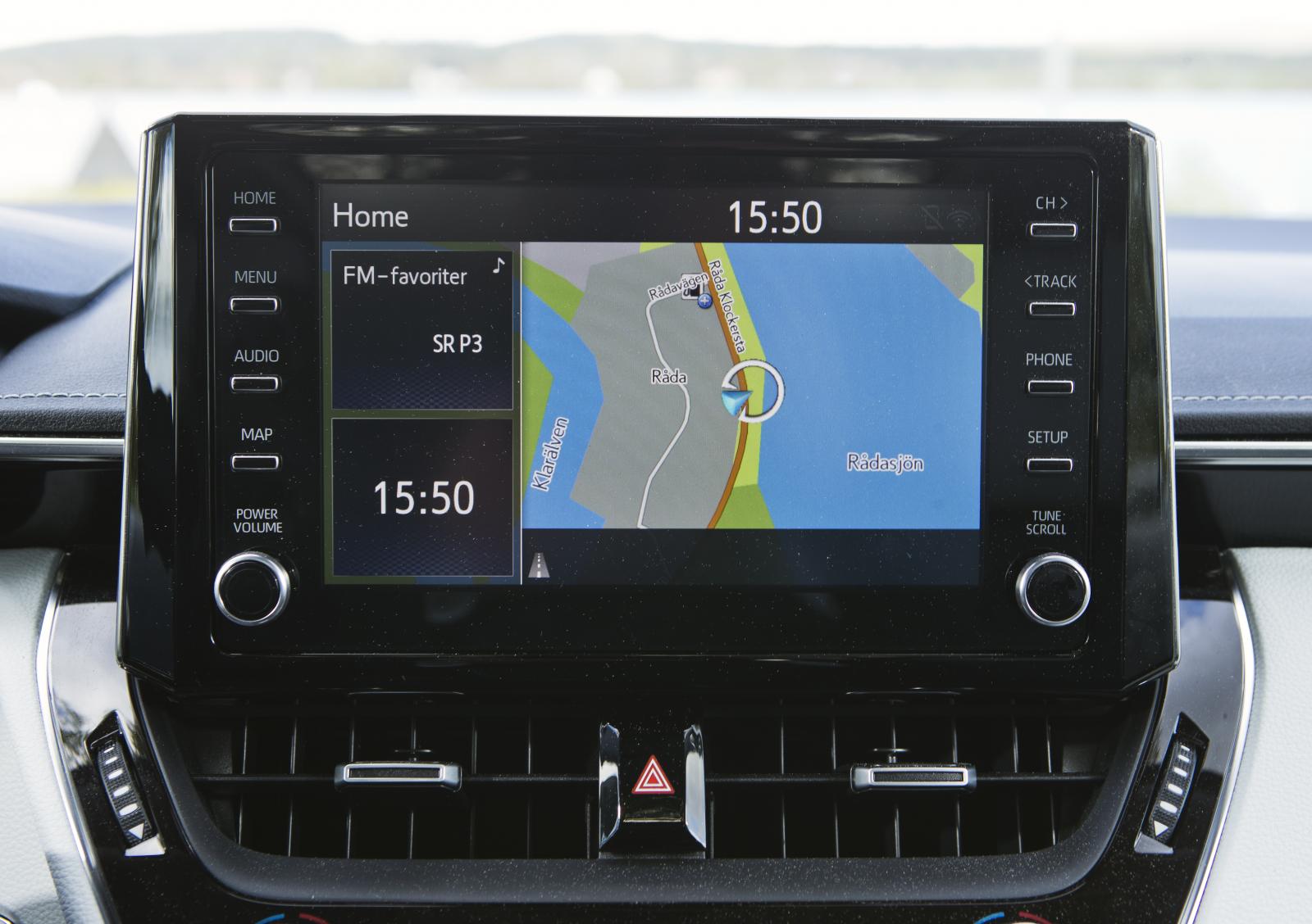 Toyota: Vred och tryckknappar fungerar bra i sig, värre är det med själva menyerna som är virrigt ordnade och ser gammaldags ut. Telefonspegling saknas.