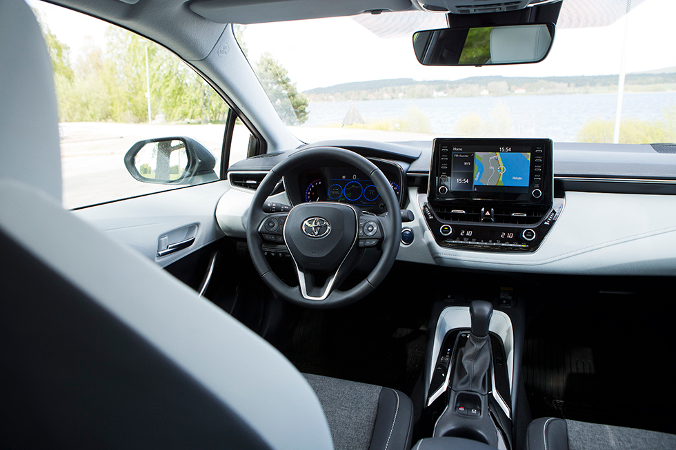 Toyota: Design och fingertoppskänsla har fått ett klart lyft i Corolla jämfört med Auris. Lika enkel i funktionerna som Hyundai och Kia är Toyota dock inte.