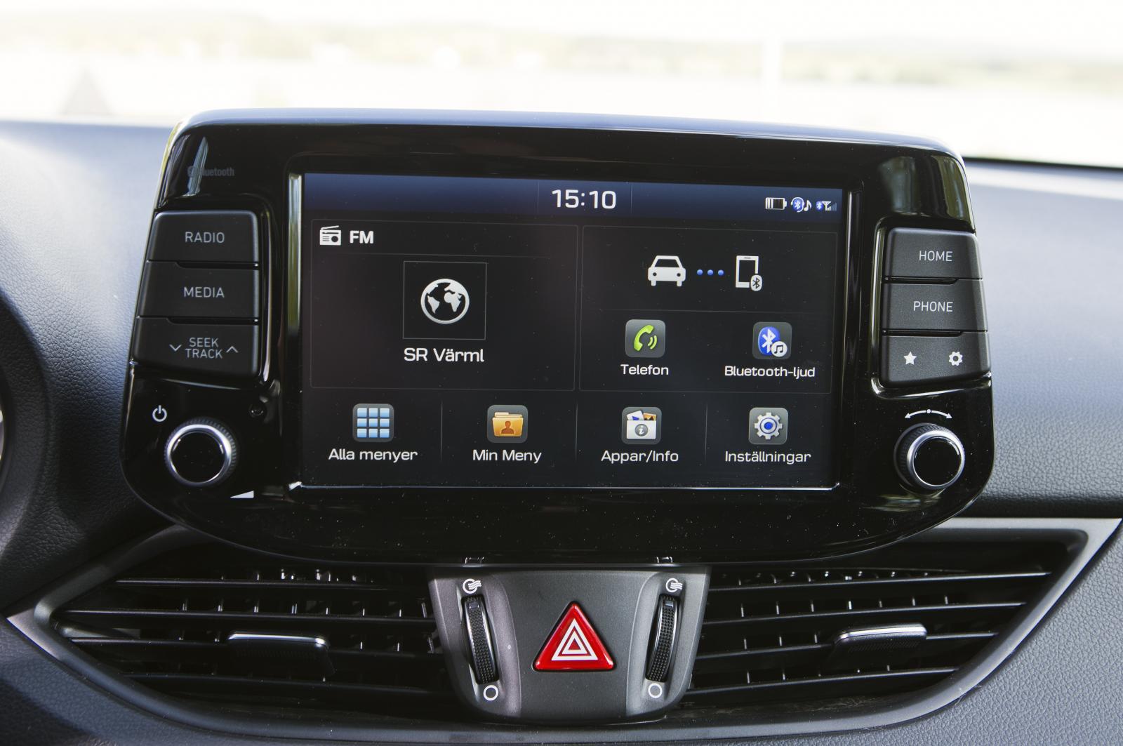 Hyundai: Fristående skärm, omgiven av rejäla tryckknappar och vred som tillsammans med pekfunktionerna gör det lätt att ställa in efter önskemål.