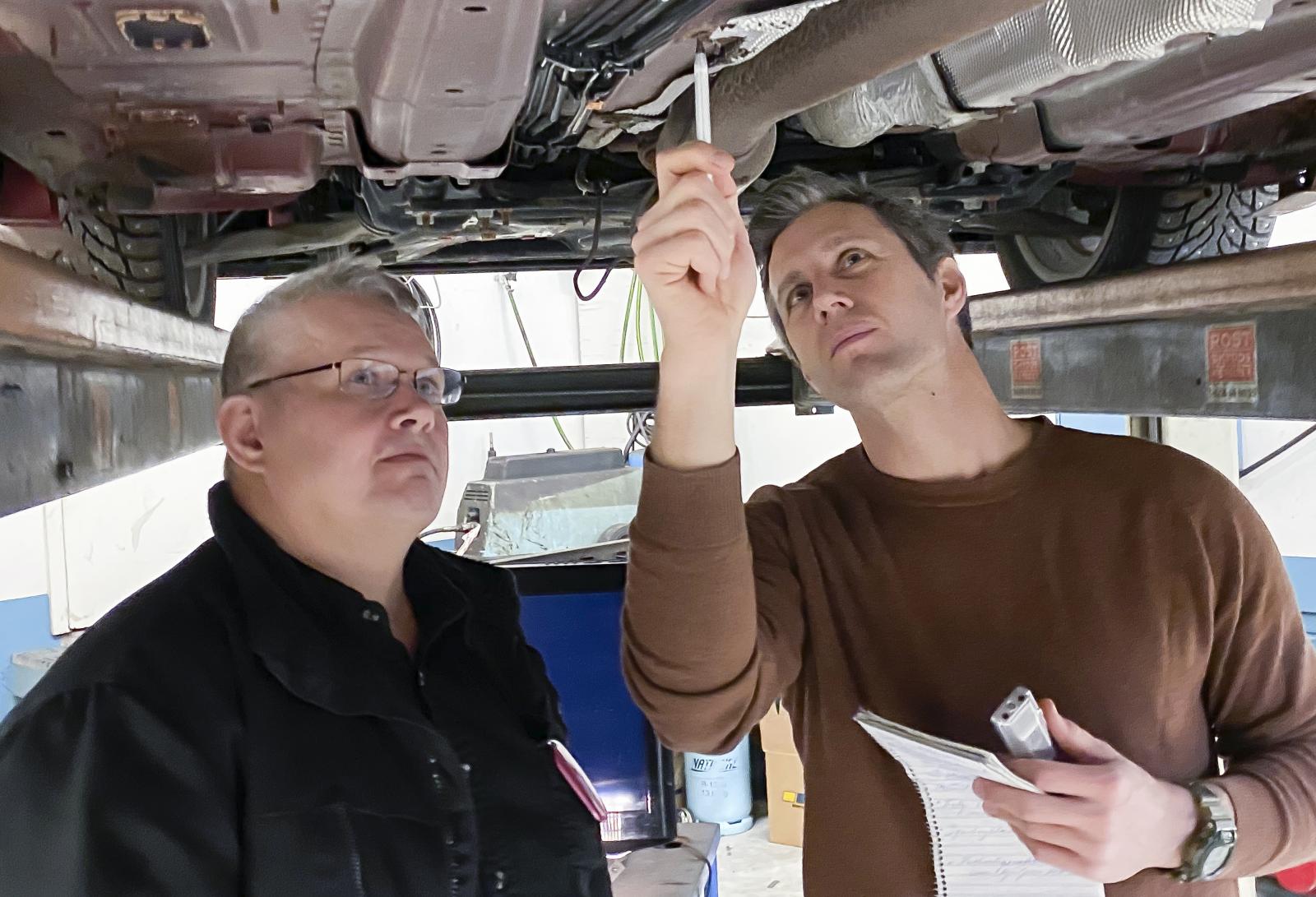 Rostskyddsexpert Thomas Widström och bilreporter Klas Skarin konstaterar att värmesköldens fästen rostat bort av galvanisk påverkan.