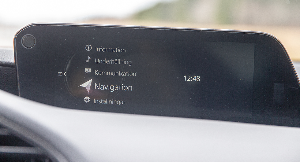 Mazda är ensamma om att hålla fast vid skärm som styrs med vred. Systemet fungerar enkelt och bra.