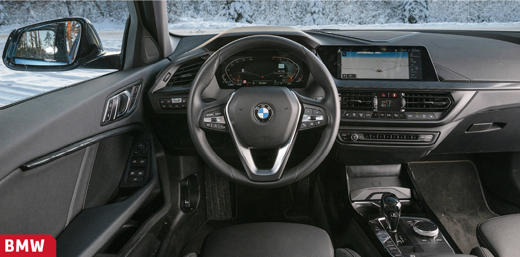 Bekant förarmiljö för tidigare BMW-förare. Goda inställningsmöjligheter på stol och rattstång.