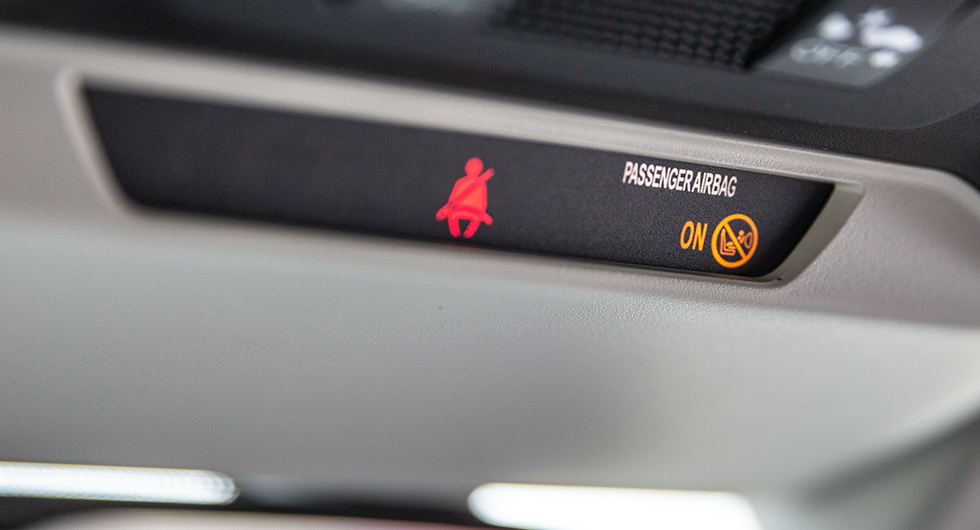 Bältespåminnare fram i Subaru och varning för krockkudde.