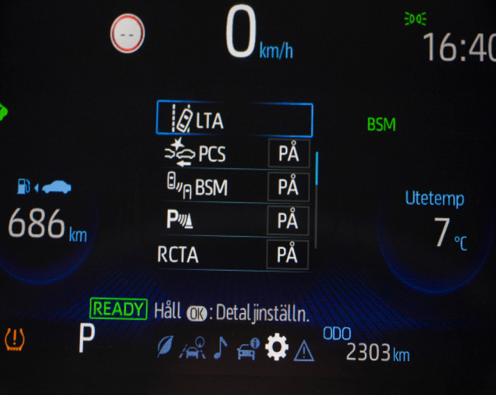 Toyotas färddator ger rikliga möjligheter men är rörig och det är inte lätt att begripa förkortningarna.
