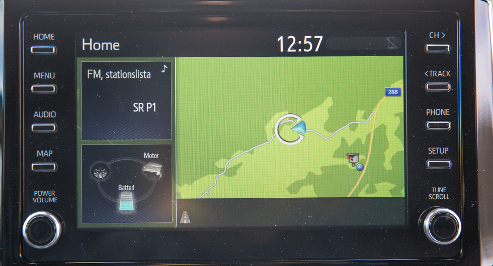 Toyotas infotainmentsystem är inte lätt att komma överens med. Knapparna runt skärmen hjälper inte till.