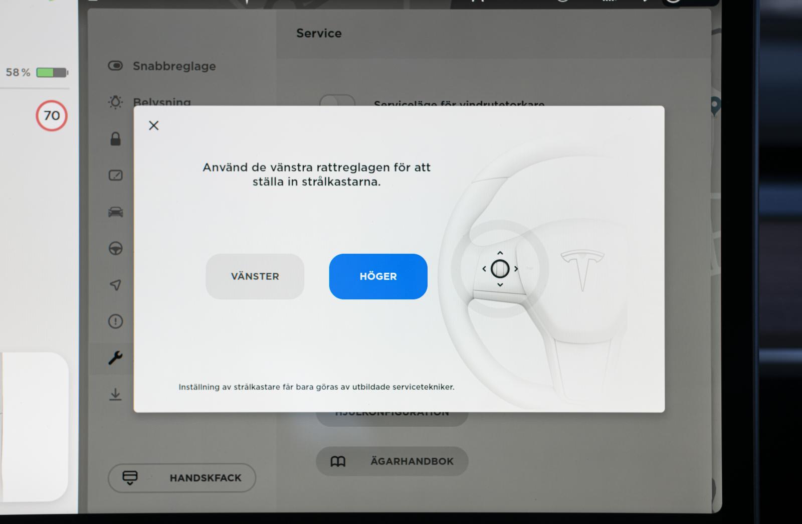 Teslaföraren måste snabbt lära sig rattrullarnas olika inställningsfunktioner i kombination med olika menyval på skärmen. Här ses hur strålkastarnas separata inställning i höjdled ska ske.