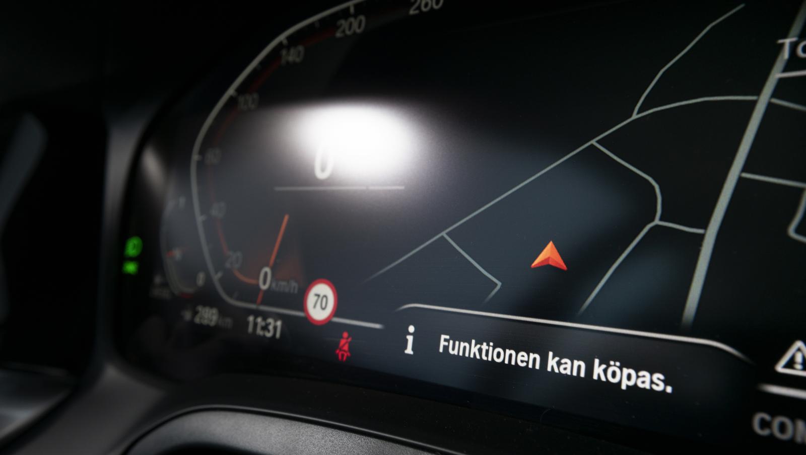 Vår BMW har inte helljusassistent men finessen kan köpas till via mobilappen (och som löst tillbehör ihop med automatiskt avbländande innerbackspegel). Priset är 1 700 kronor.