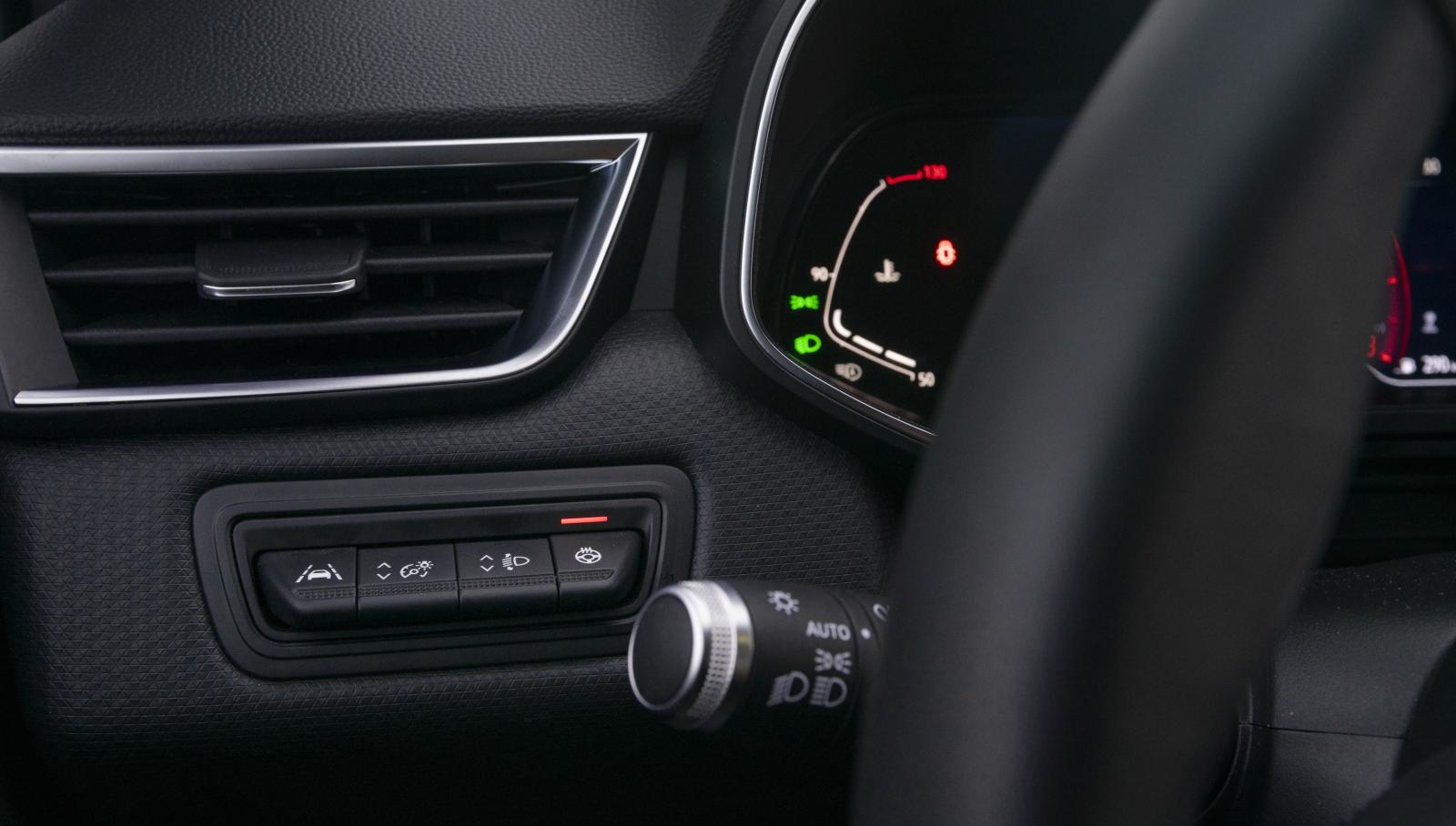 Väl utformade knapptangenter vid sidan av ratten hör inte till vanligheterna men finns i Renault. Här ställs filbytesvarnare, instrumentbelysning, strålkastarhöjd och rattvärme in.
