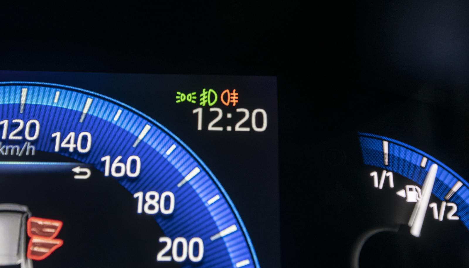 För att tända dimbakljusen i Toyota måste man först tända dem där framme – det förhållandet är inte tillåtet. Instrumenttavlan i sig är ovanligt rörigt disponerad och svåravläst.