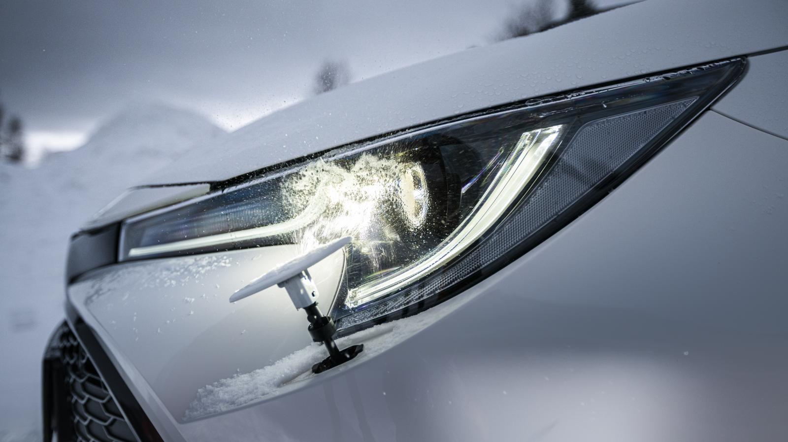 Toyotas strålkastarrengörare ser ut som fartkameror med tak och förefaller sköra i konstruktionen, men de klarade i alla fall att arbeta kring 20 minusgrader utan problem.