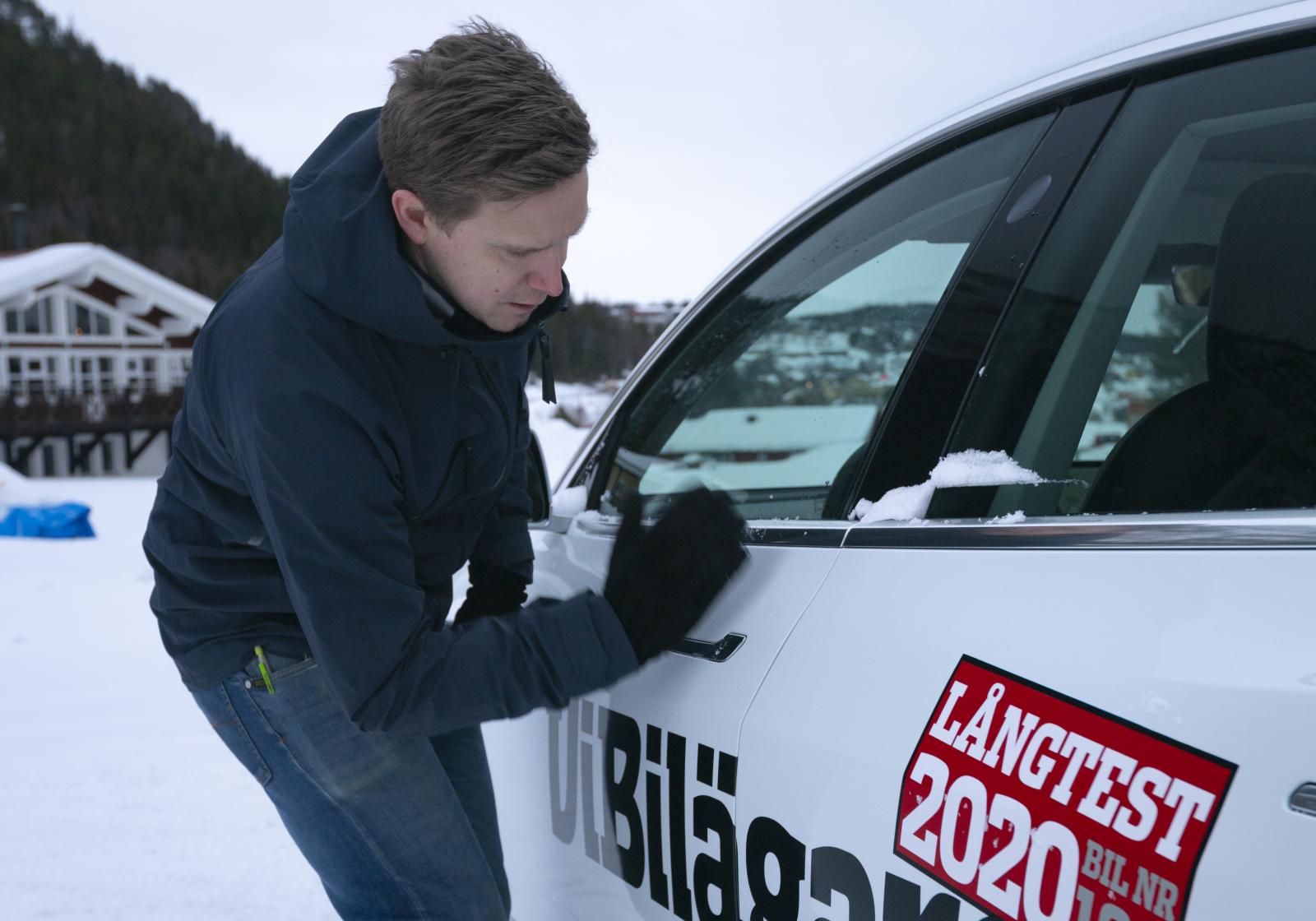 Tesla, öppna dig! Snygga dörrhandtag är inte alltid så enkla att greppa med vantarna på i iskylan.