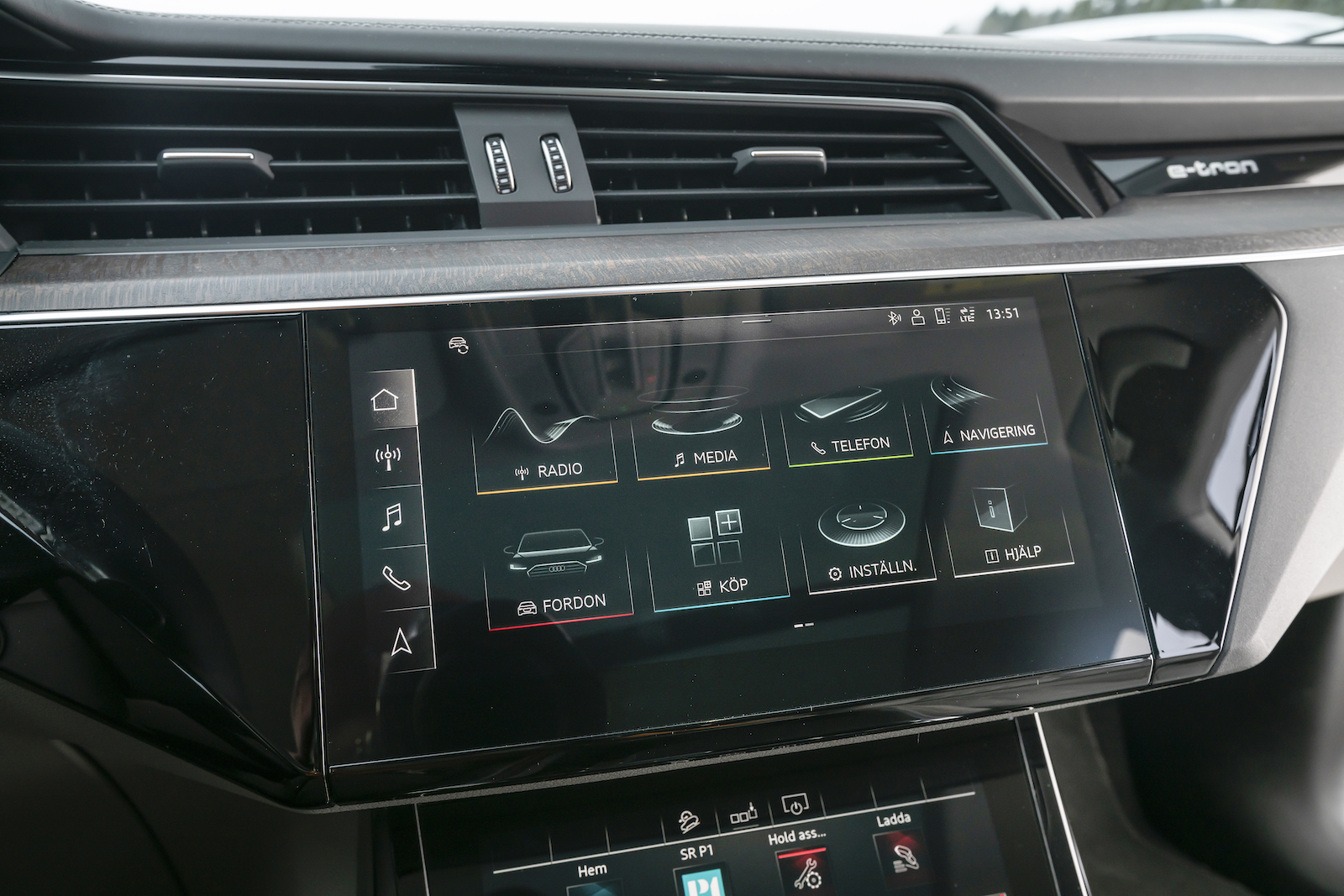 Audi: Skärmen är arvegods från A6 med flera. Skarp som få och tydlig grafik, haptisk återkoppling vid tryck underlättar.