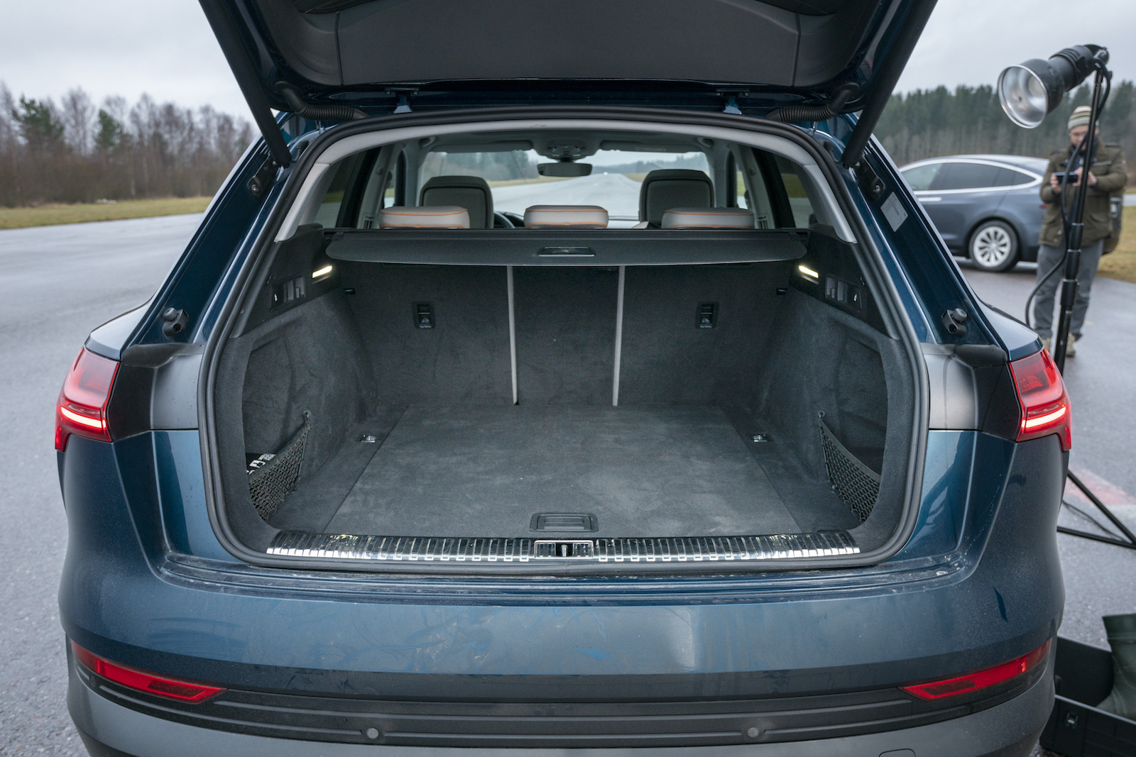 Audi: Mer än dugligt bagageutrymme. Under lastgolvet finns ett större utrymme för mindre pinaler och plock. Bagageutrymmet belyses från båda sidor, bra med ljus så länge bagaget inte täcker LED-slingorna. En bättre placering är i C-stolparna. Lampa i bagageluckan hjälper dock. Fällning i 40/20/40.