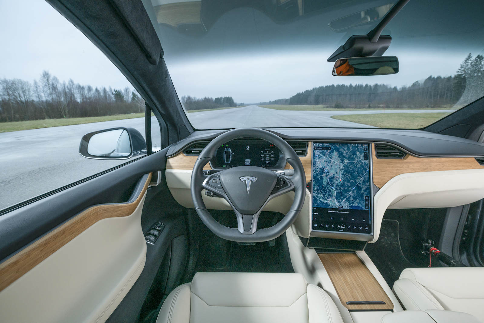 Tesla: Model X lånar instrumentpanelen från Model S. Instrumentkluster framför föraren. Tillskillnad från Model 3 finns här fysisk spak för vindrutetorkare.