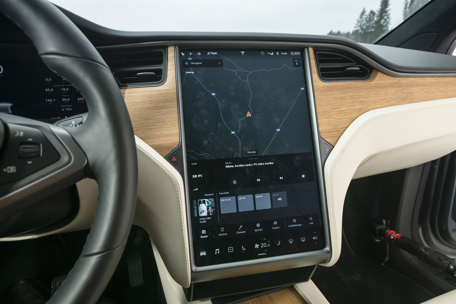Tesla: Storleken gör det enkelt och överskådligt att sköta bilens funktioner, men inlärningskurvan är brant.