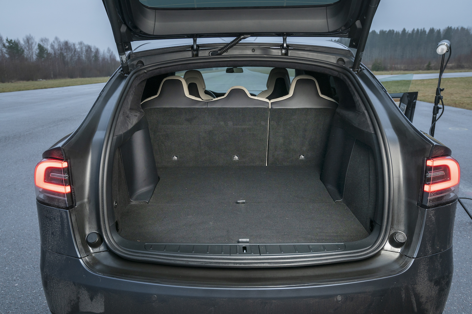 Tesla: Ensam om dubbelt lastgolv, med golvet på plats blir lastytan plan vid fällt säte. Trots den kraftigt sluttande bakrutan sväljer Model X 48 läskebackar, ytterligare två om det främre lastutrymmet räknas in. Två lastsäkringsöglor men fler behövs för att säkert kunna använda bilens förträffliga lastkapacitet.