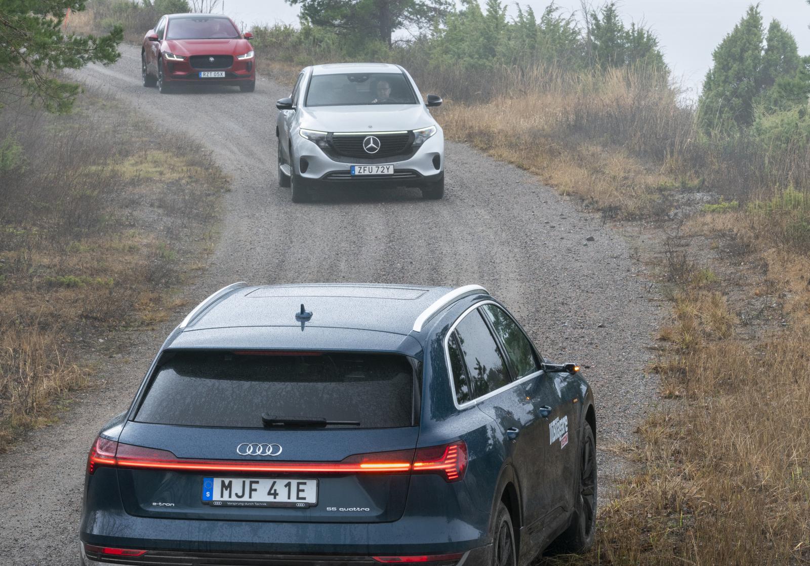 Trots att det är plusgrader i luften avger biotestsjön dimslöjor värdiga John Bauer. Audi är lackad i ”Galaxblå metallic”. Mercedes ”High-tech silver”. Jaguar ”Firenze Red”.