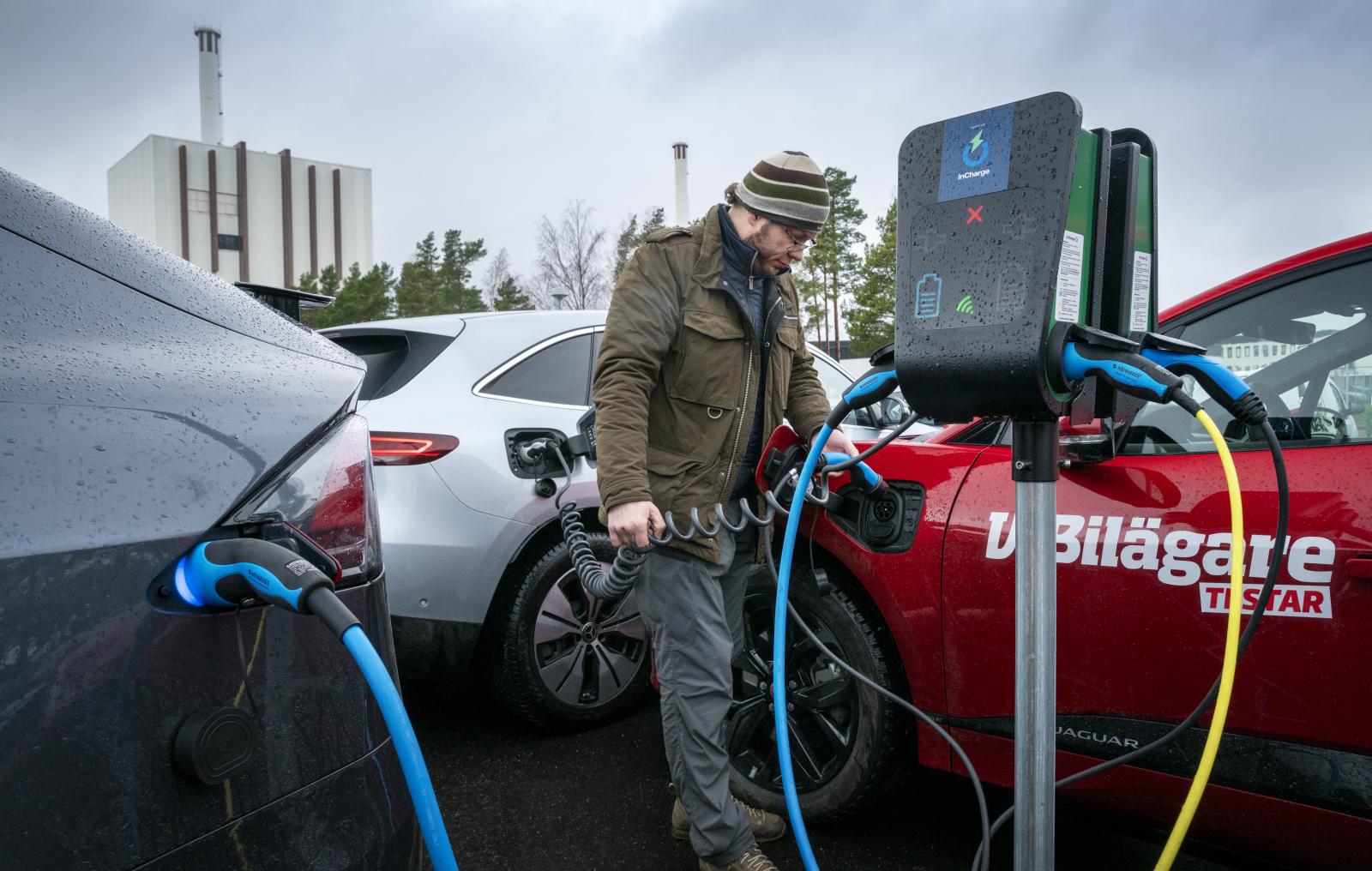 "Powered by Forsmark." På personalparkeringen växer en skog av laddstolpar. Hade det varit möjligt att leda effekten från elfabriken rakt in i batteripaketet på Tesla Model X skulle en fulladdning ta strax över en tiondels sekund – snabbladdning på riktigt!