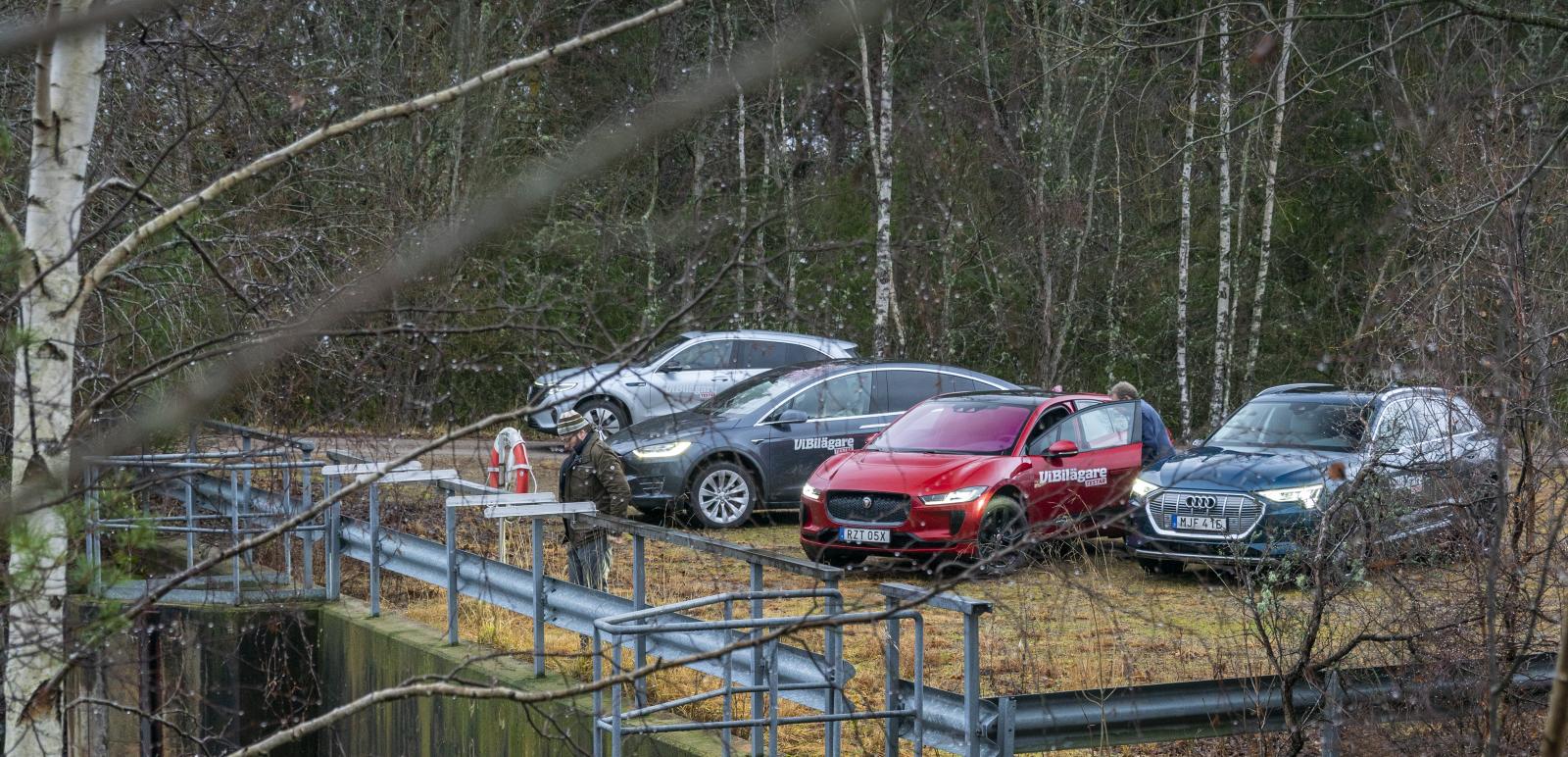 Biotestsjön, Forsmark. Kärnkraftverket använder havsvatten för att kyla reaktorerna. När vattnet passerat elfabrikens värmeväxlare leds det ut i en insjö som kallas biotestsjön. Under betongkonstruktionen strömmar vattnet ut med en hastighet av strax under 100 kubikmeter per sekund och är nu cirka tio grader varmare än när det pumpades in i anläggningen. SLU bevakar hur djurlivet påverkas av den höjda vattentemperaturen.