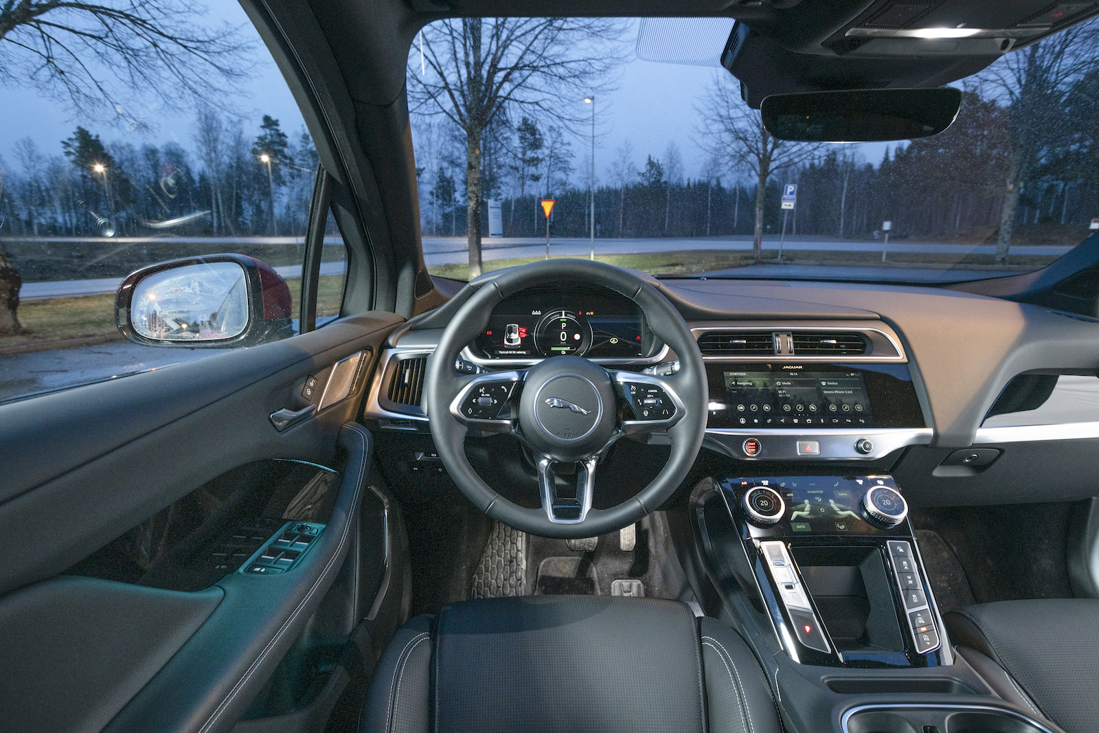 Jaguar: I-Pace har ett eget anslag jämfört med märkessyskonen. Onödigt prångigt och plockigt, den nedre mediaskärmen är avigt placerad.