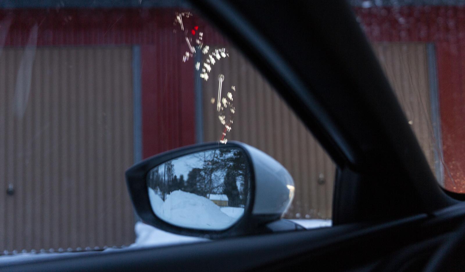 I Mazdas sidorutor speglas dessutom mätartavlornas sken och irriterar sikten. Samma fenomen finns i Toyota Corolla men inte i de övriga tre testbilarna.