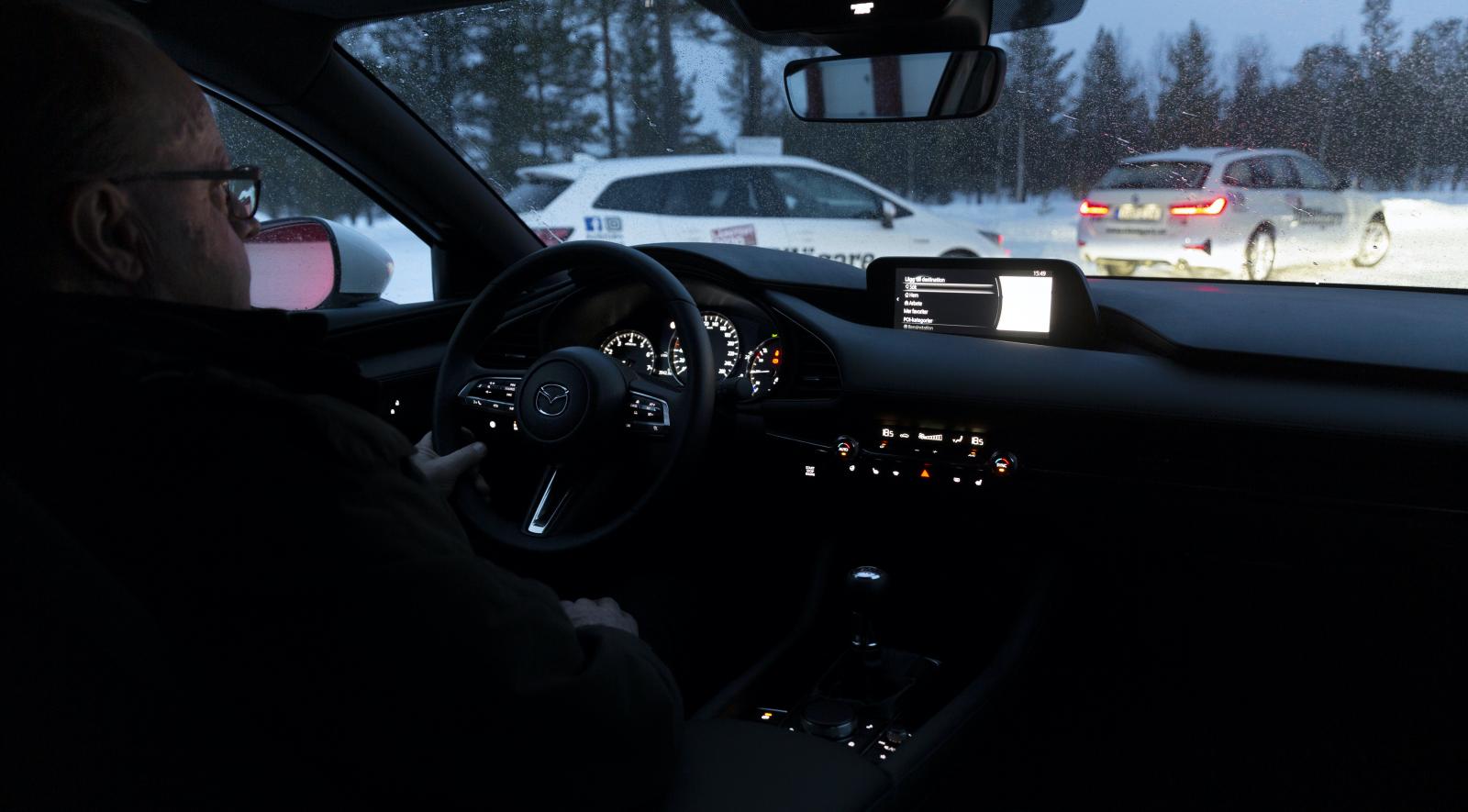 Mazdas kupé är alldeles svart i vår bil och känns som en kolkällare när mörkret faller på. Det finns inga ljuspunkter som lättar upp, utöver instrument- och reglagefunktionerna.
