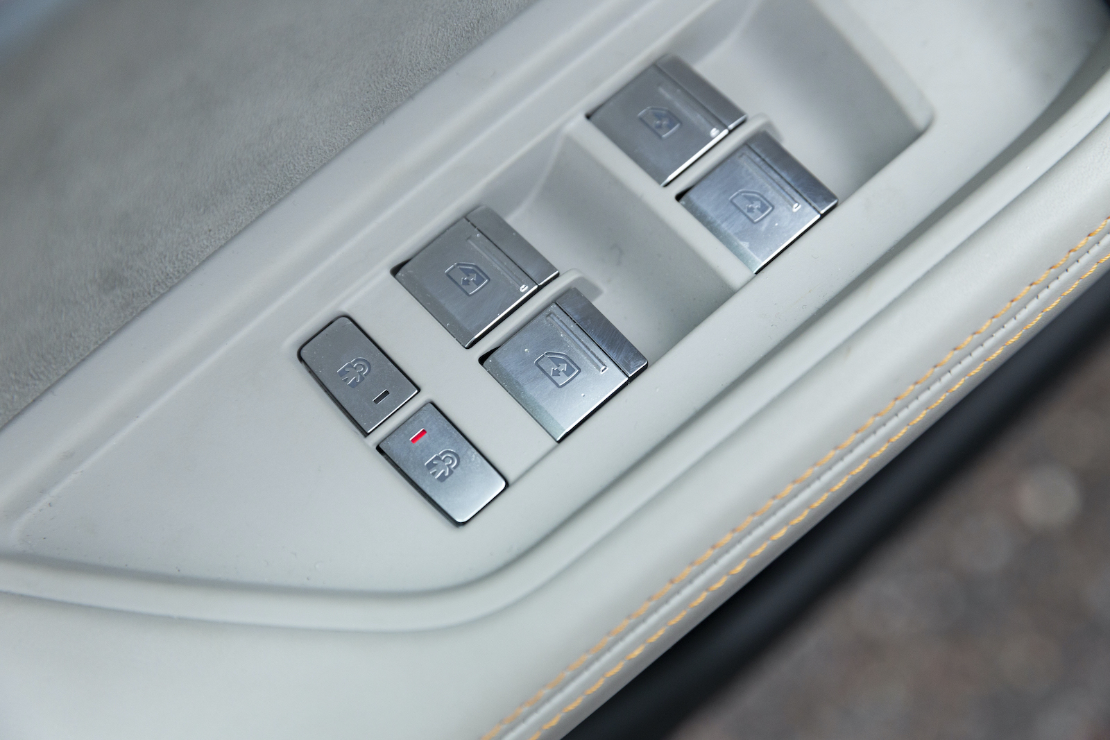 Audi har elektriska barnsäkerhetslås för höger och vänster sida.