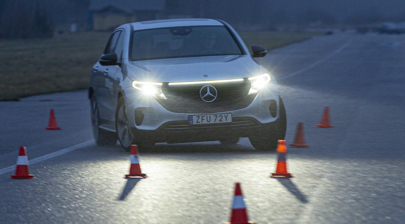 När vinterkylan håller sig på avstånd öppnar det för undanmanöverprover men testbilarnas vinterdäck är för mjuka för att ge ett rättvisande resultat. Bilarna understyr ur konbanan i låg hastighet.