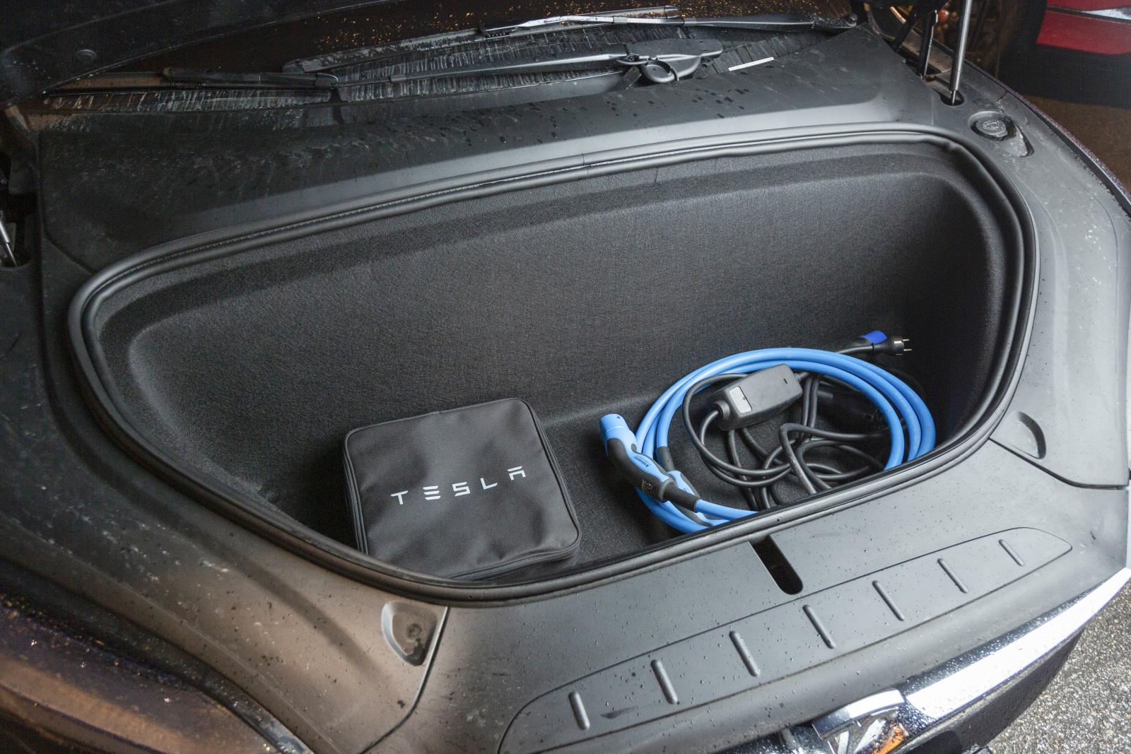 Stort främre lastutrymme i Tesla.