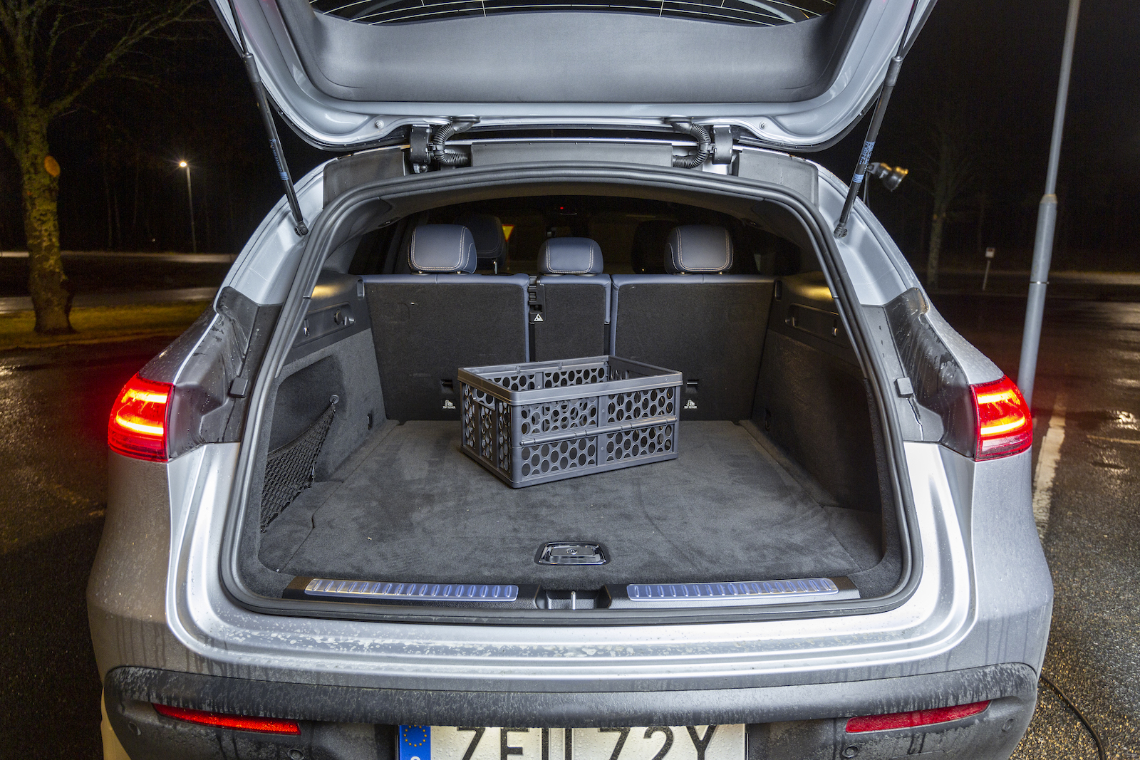 Mercedes: Den hopfällbara lastbacken ryms under bagagerumsgolvet, där finns även en hopfällbar ”stoppkloss” som extra säkerhet vid däckskifte då elbilar inte har någon transmission som ”håller emot” om den elektriska handbromsen skulle fallera. Baksätet fälls från bagageutrymmet i 40/20/40.