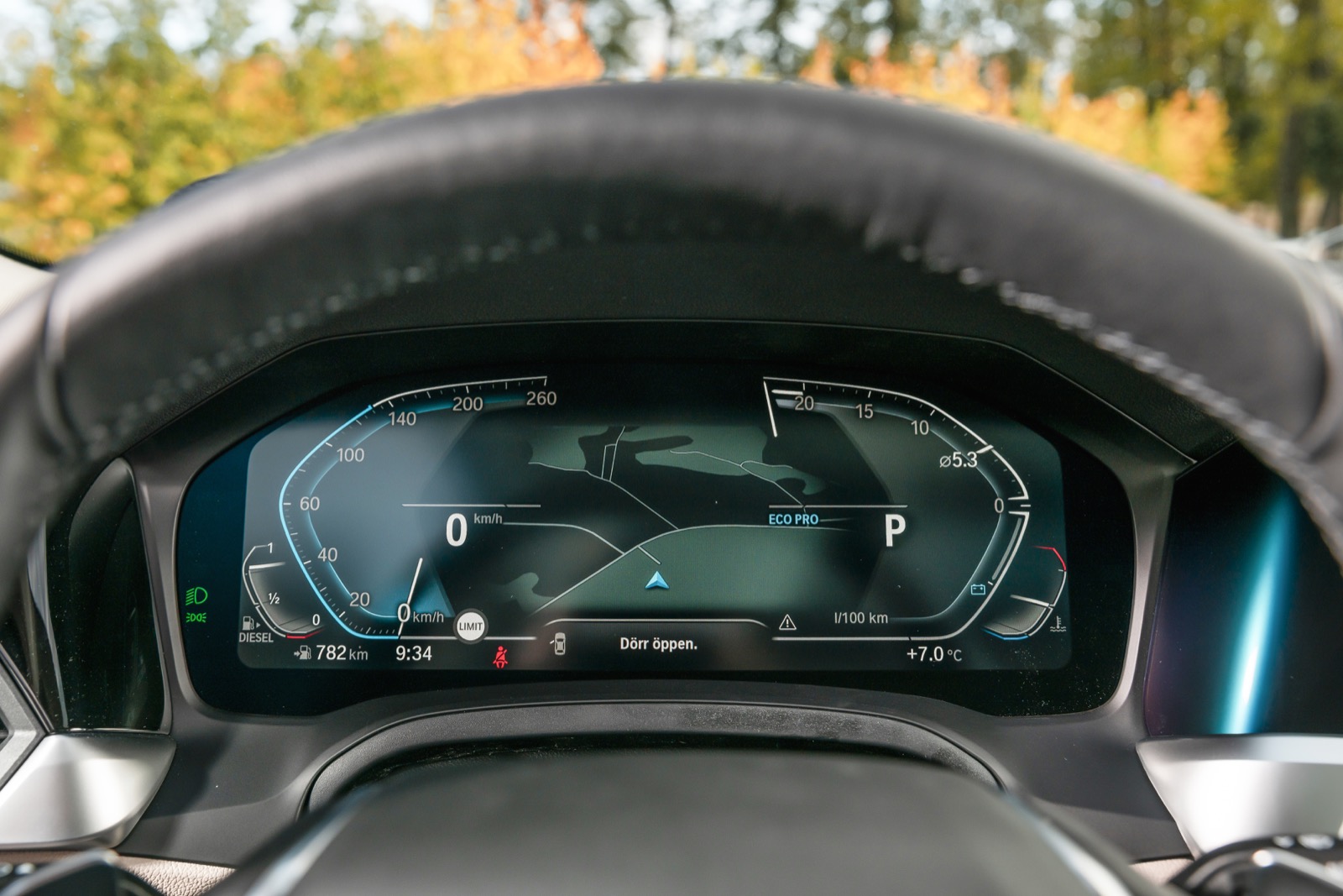 BMW: 12,3-tums digitalt instrumentkluster kommer med Connectedpaketet och har den elegantaste designlösningen i trion. God avläsbarhet.