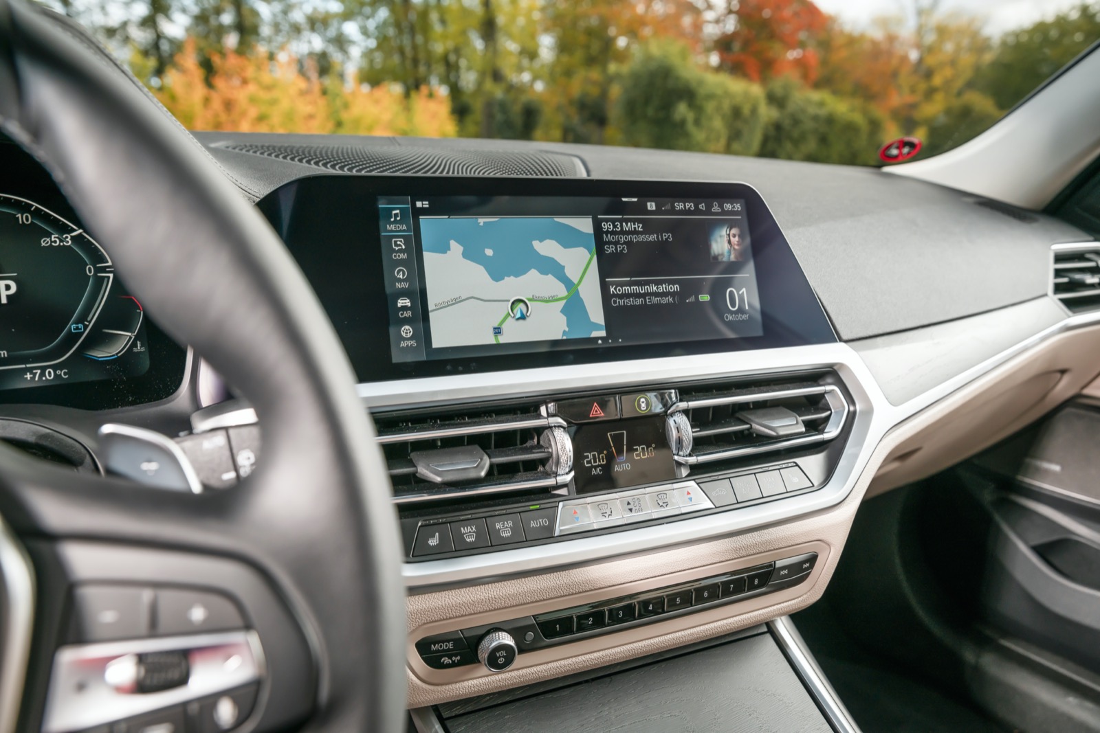 BMW: Traditionellt liggande format. Telefonspegling kostar extra men fungerar trådlöst. Geststyrning – vifta med händerna framför skärmen – kostar 3 100 kr.