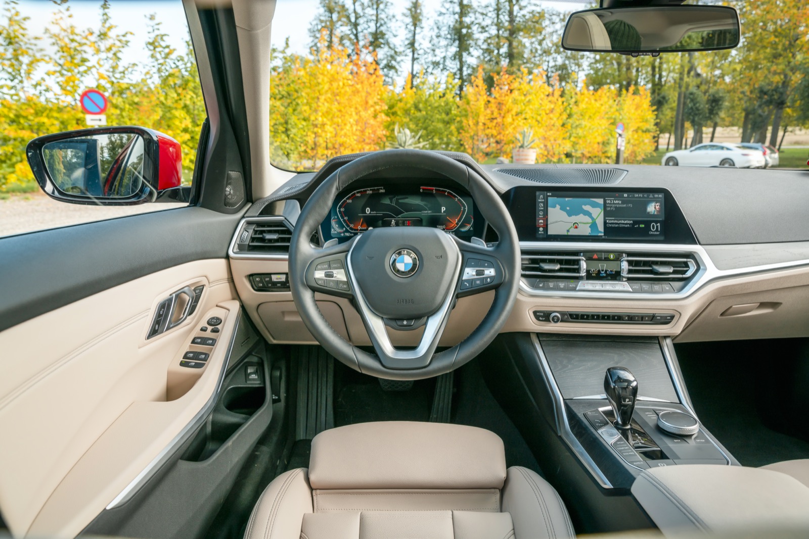 BMW har bäst justermån på ratten som går att få föredömligt nära föraren. 3-serien har kvar menyvred och genvägar på mittkonsolen – en bra lösning.
